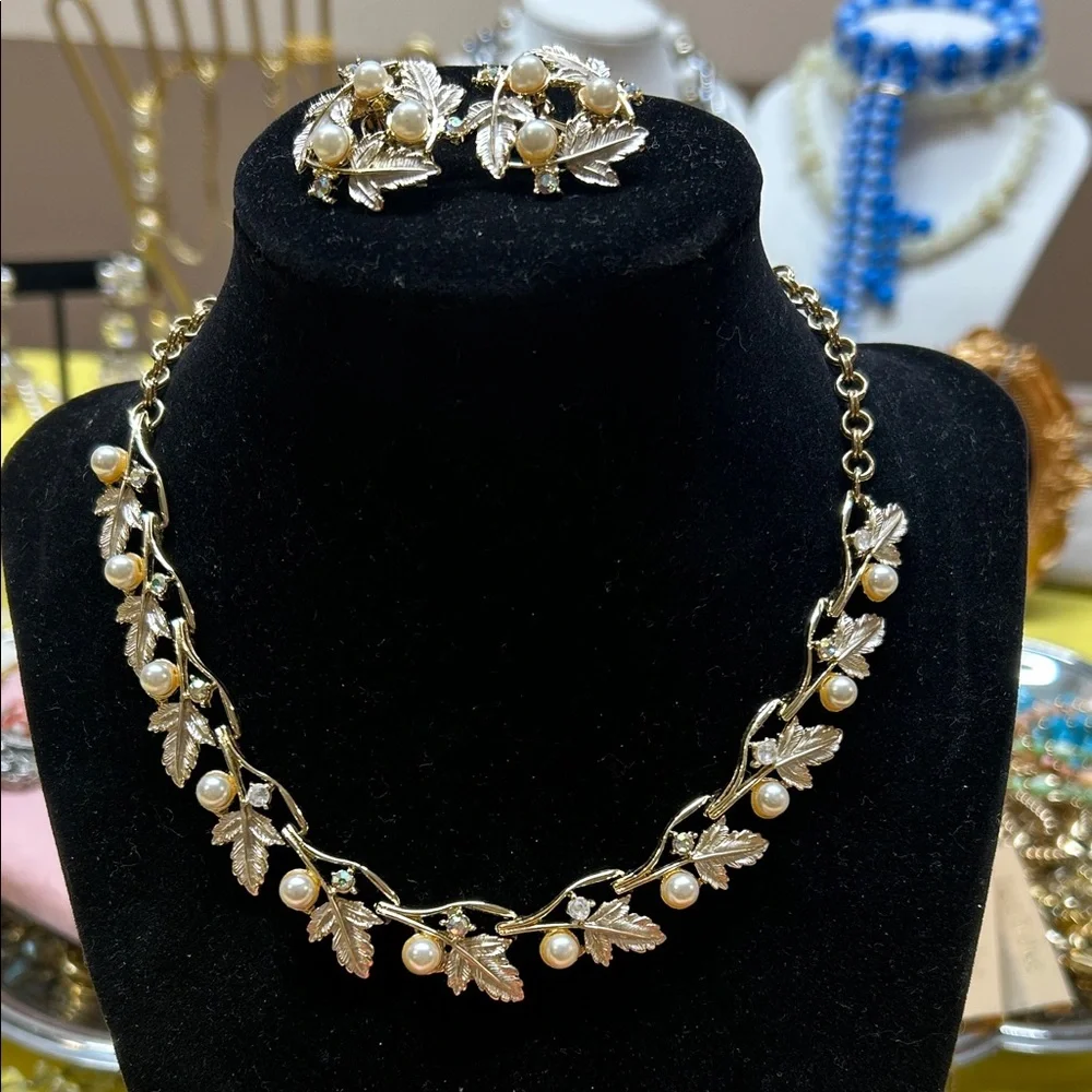 Judy Lee Gold and Cream Necklace Set - Picture 3 of 7